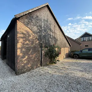 Houten schuur op het erf
