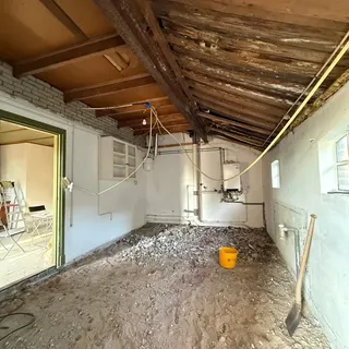 Plafond open: de balklaag in zicht